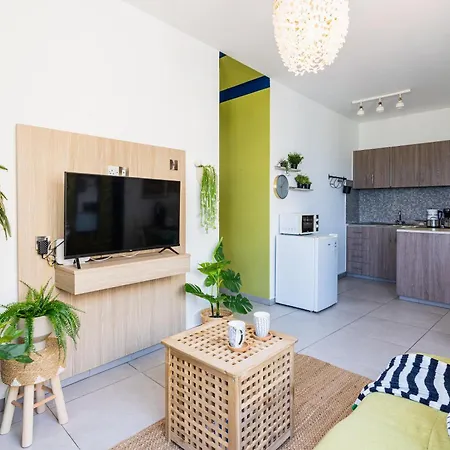 Whispering Palms 1-br By Finikoudes Ларнака